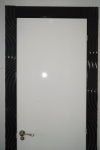 Puerta lacada en blanco con jamba ondulada en relieve color negro
